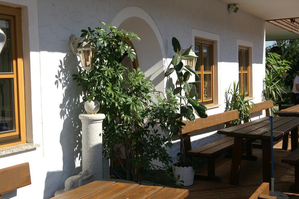 Landgasthof Spitzerwirt Sankt Georgen im Attergau Exterior foto