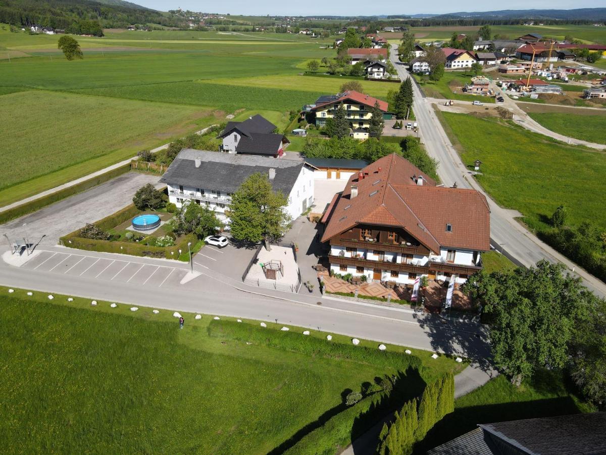 Landgasthof Spitzerwirt Sankt Georgen im Attergau Exterior foto