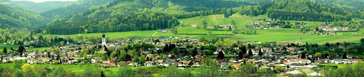 Landgasthof Spitzerwirt Sankt Georgen im Attergau Exterior foto