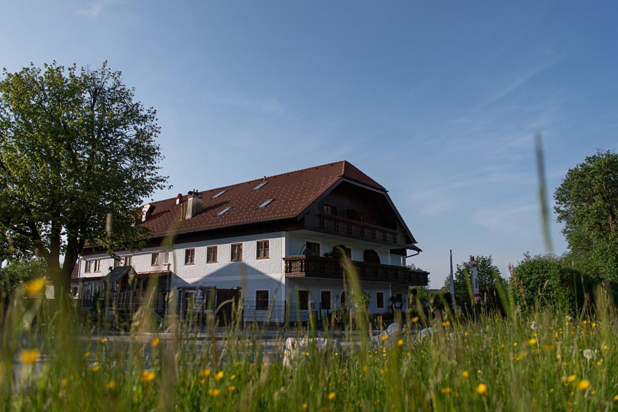 Landgasthof Spitzerwirt Sankt Georgen im Attergau Exterior foto
