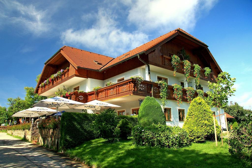 Landgasthof Spitzerwirt Sankt Georgen im Attergau Exterior foto
